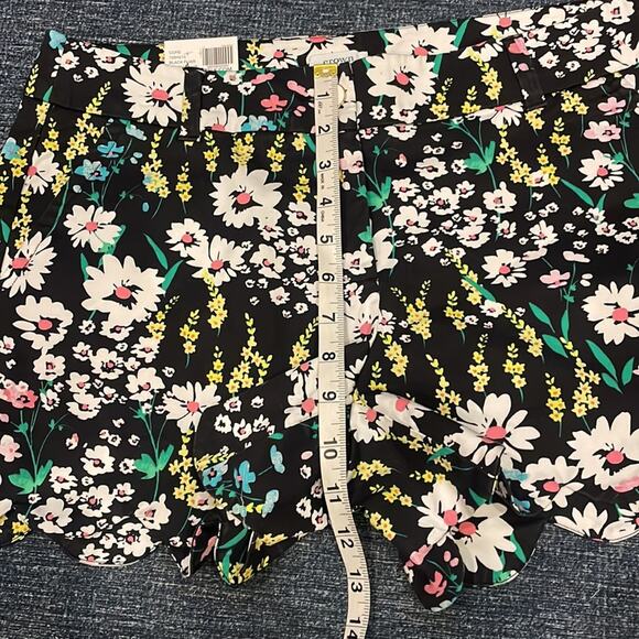 Crown & Ivy Shorts Womens Scalloped Black Floral Size 6 Shelby new with tag - Picture 7 of 8